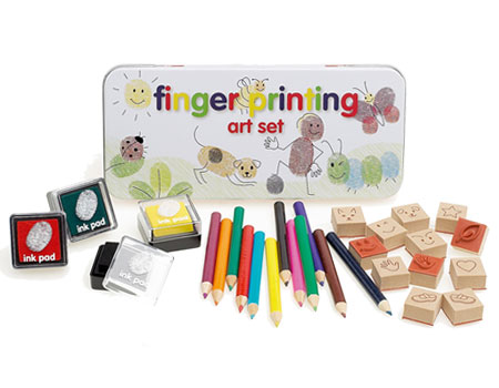 Le petit kit artistique pour dessiner avec ses empreintes digitales: ses 3 encreurs vert, rouge et jaune; ses crayons de couleur, ses tampons pour transformer les empreintes en animaux ou en petits personnages.