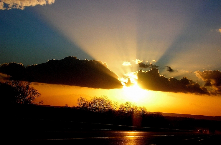 rayon-de-soleil-apres-l-orage-1982580370-1618321